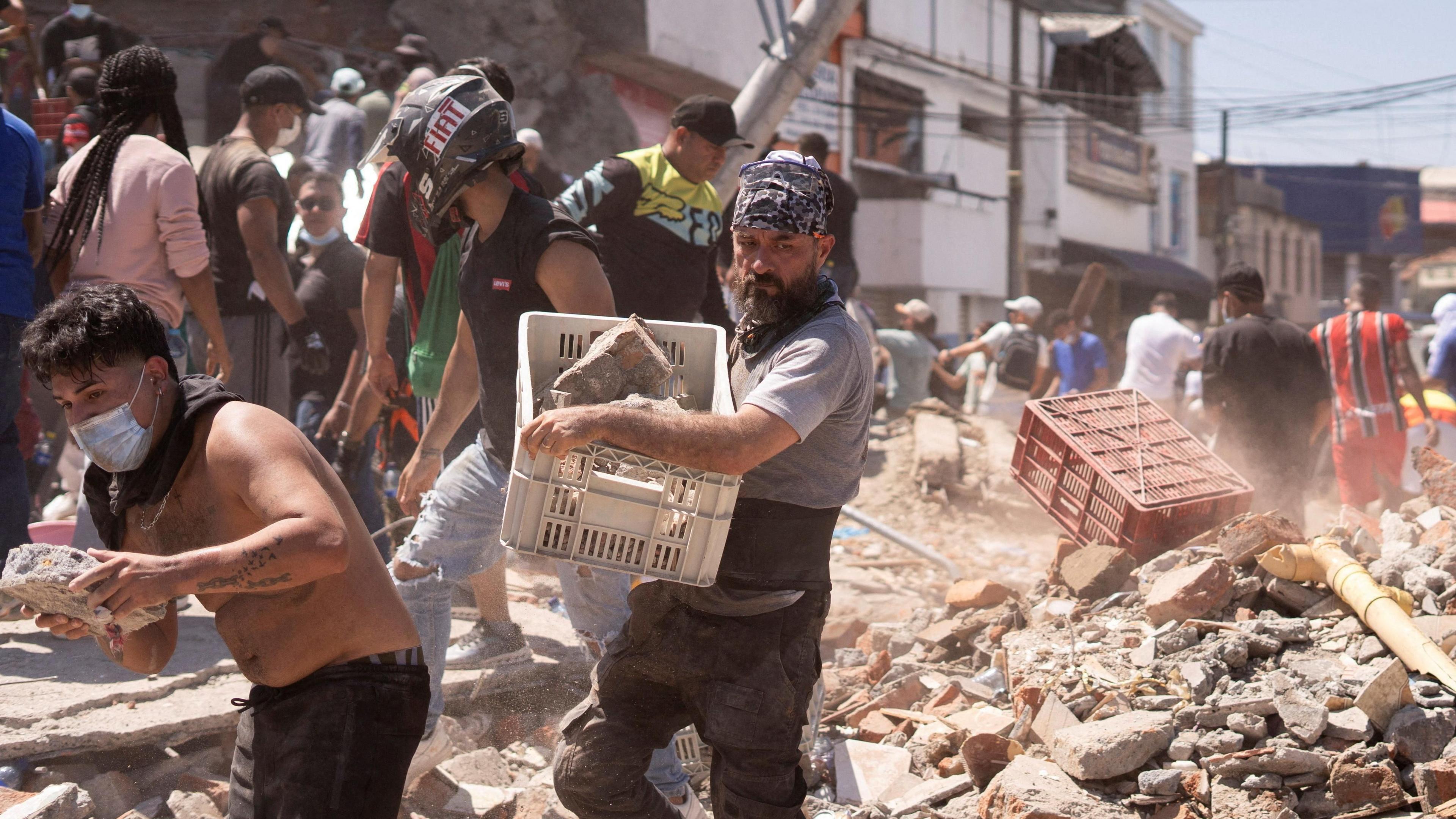 Powerful 7.4-magnitude earthquake strikes western Colombia